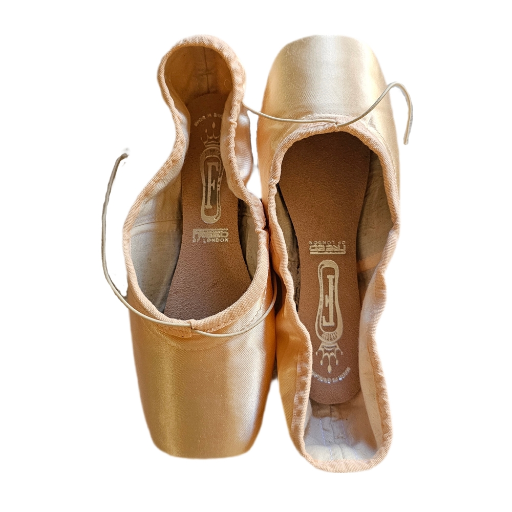 Elegant Gold Ballet Pointe Shoes